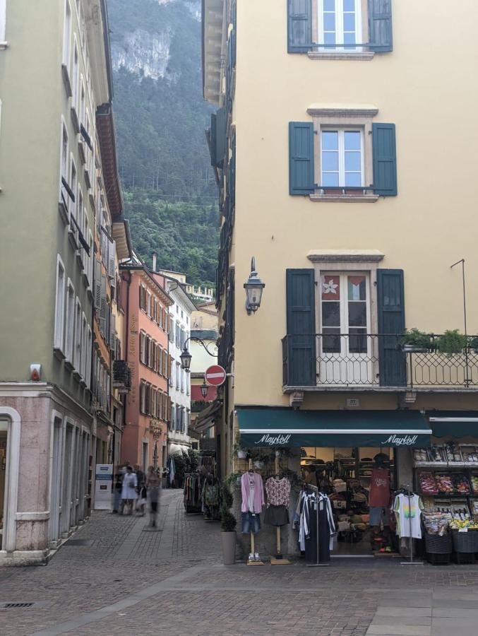 New Apartment In Historical Center Near Lake Riva del Garda Eksteriør billede